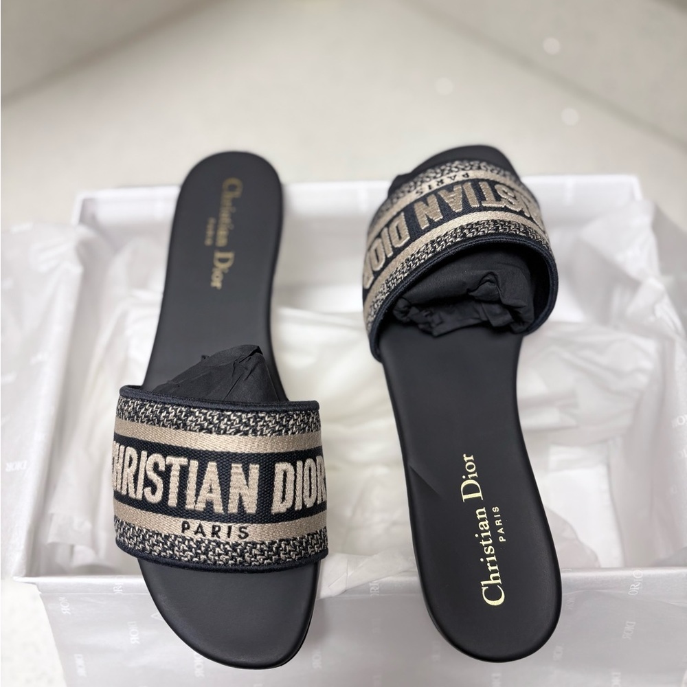 Dway Slide
Deep Blue Embroidered Cotton